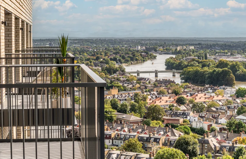 Kew Bridge Rise Show Apartment